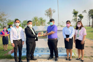 มอบของที่ระลึกแก่คณะครูที่ได้เข้าร่วมพิธีพระราชทานปริญญาบัตร มหาวิทยาลัยเทคโนโลยี​ราชมงคลธัญบุรี ประจำปีการศึกษา ๒๕๖๒